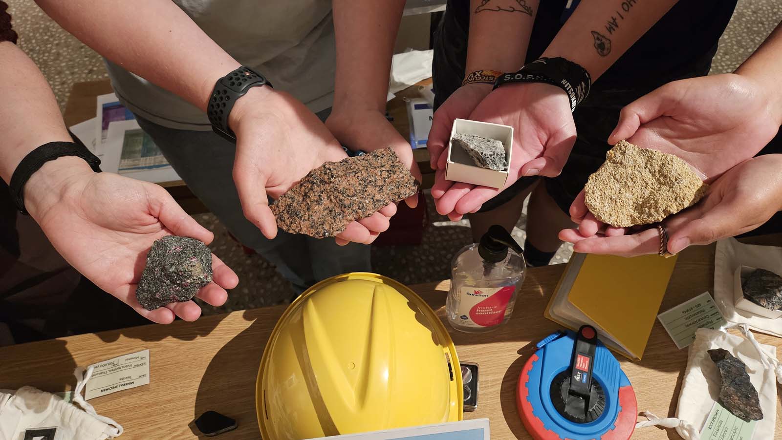 Explore the Earth: A Billion Years in Your Hands