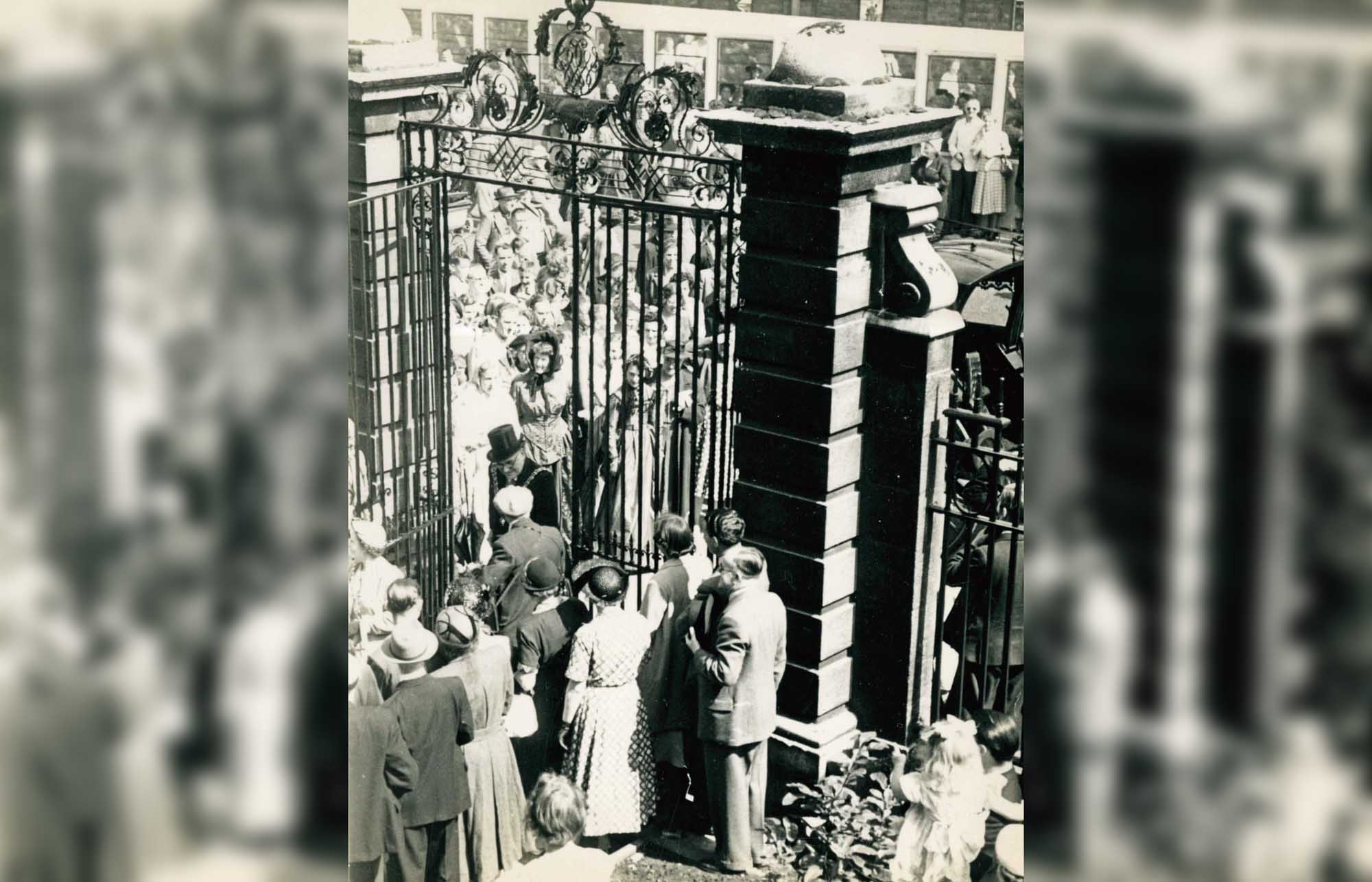Crowds gather by the front gates of Newarke House, 1953. Leicestershire Record Office.